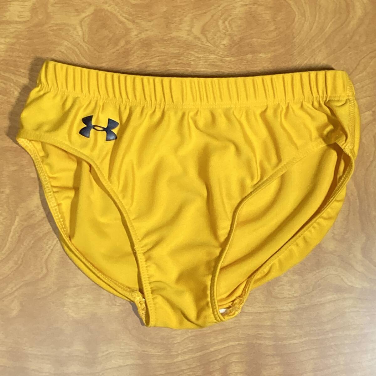 「Under Armour」 カリフォルニア大学 レーシングショーツ　US/XS　イエロー/インポート/アンダーアーマー/コンペ 検索用:ブルマ/コスプレ