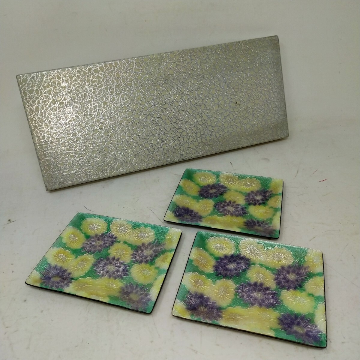 七宝焼 プレート 3枚セット 硝子加工 花柄 小皿 角皿 和食器 陶器 菓子皿 箱入り　① S