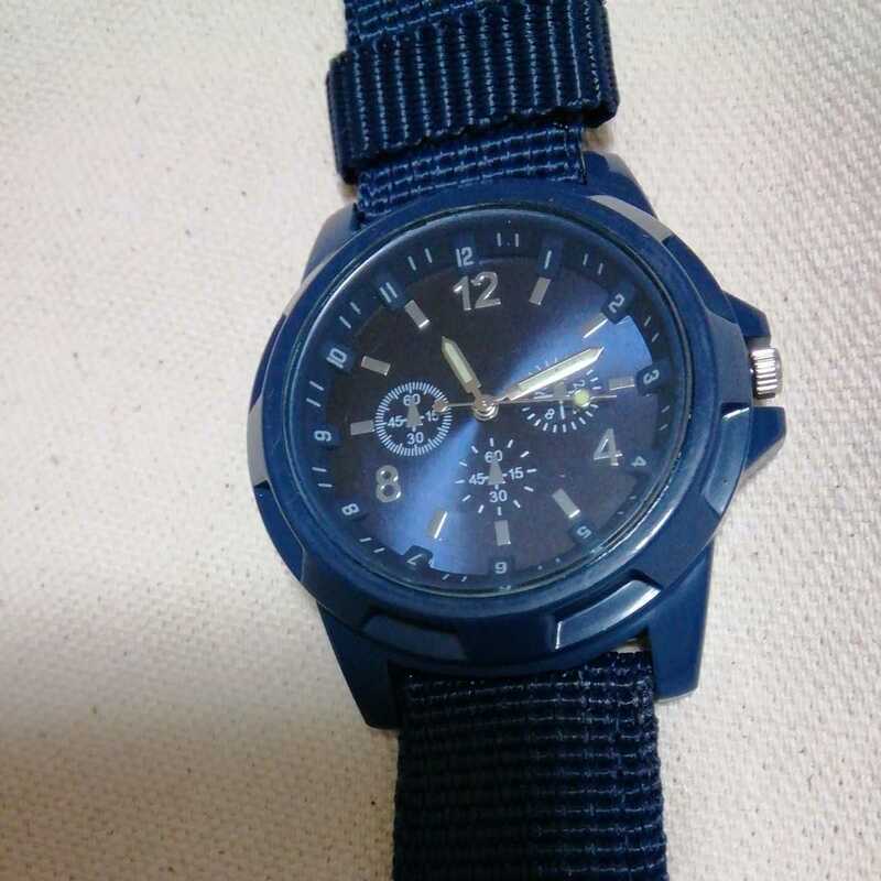 ○【未使用品】 男性用のシンプルなデザインの腕時計(o^∀^o)　ネイビー！