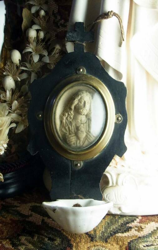 19世紀後期 フランス イエスキリストの聖心 聖水盤 ガラスカバーに守られたメダイヨンと陶器の聖水入れ 十字架 聖像
