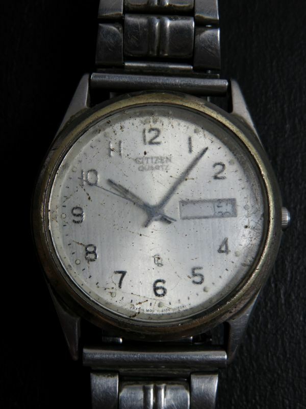 シチズン CITIZEN クォーツ 3針 デイデイト 6100-896389 男性用 メンズ 腕時計 N661 稼働品