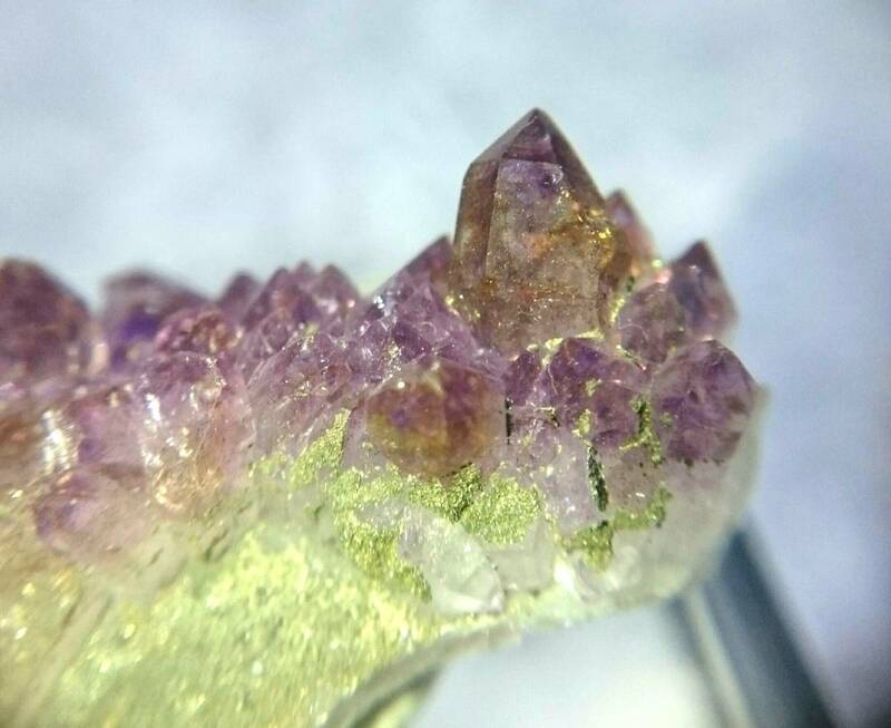 アメリカ産 透明な水晶上のアメジスト、チャルコパイライト付着（紫水晶、黄銅鉱） 