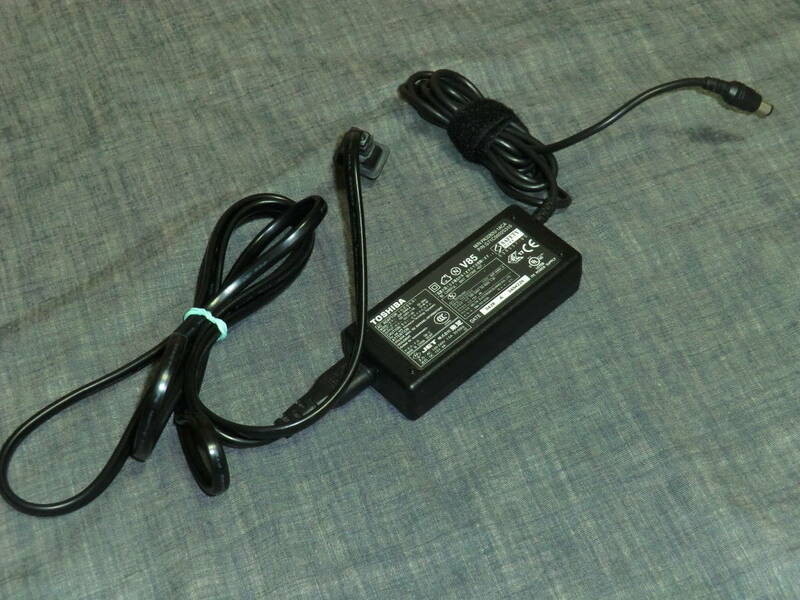 TOSHIBA ノートパソコン用 ACアダプター ADP-60RH A AC100~240 DC15V Φ6.4mm 即決 送料無料 #104