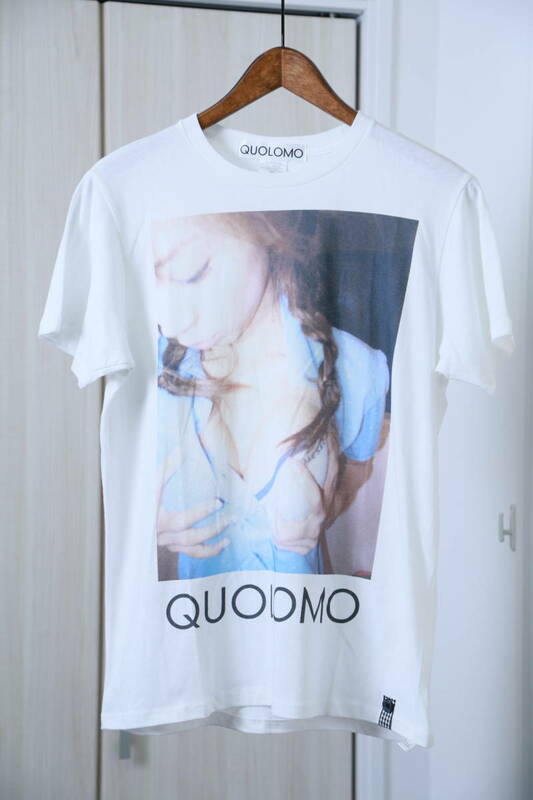 ★希少 美品 QUOLOMO ラブヨネ AKI HOSHINO×YONE コラボ ほしのあき グラビアプリント半袖Tシャツ　　古着ユーズド男性メンズS新品美品白