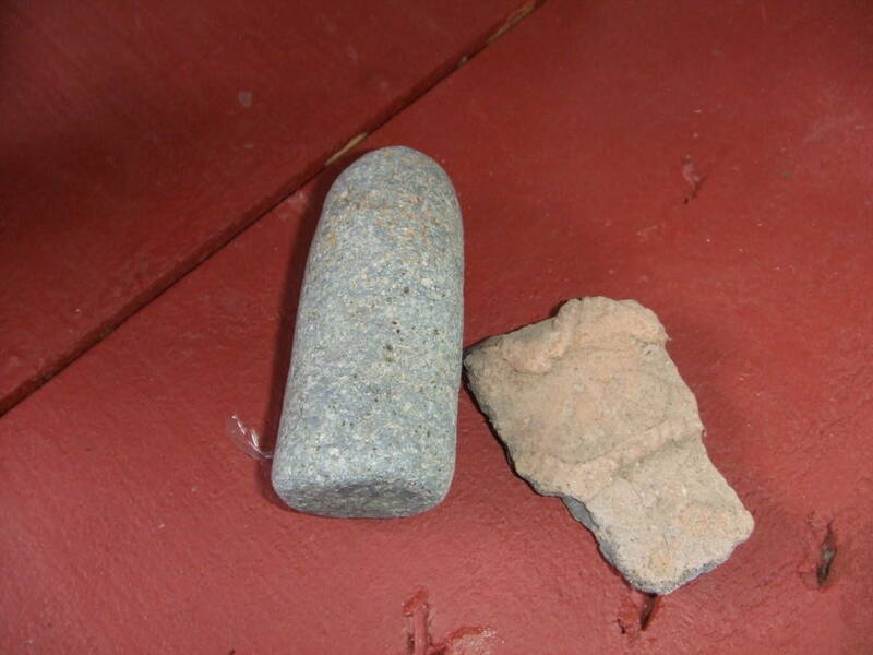 石器2個、縄文土器
