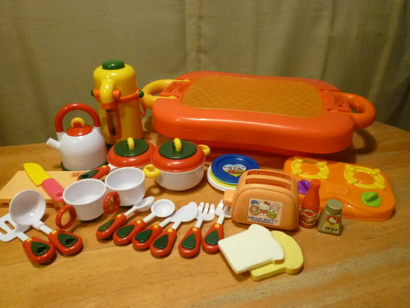 Kids Royal　プラ製の折りたたみ式テーブルと調理器具等のセット