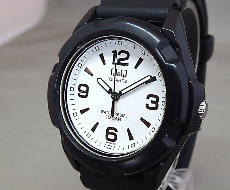 EU-0142■Q&Q メンズ腕時計 3針 白色 白文字盤／黒ボディー 中古