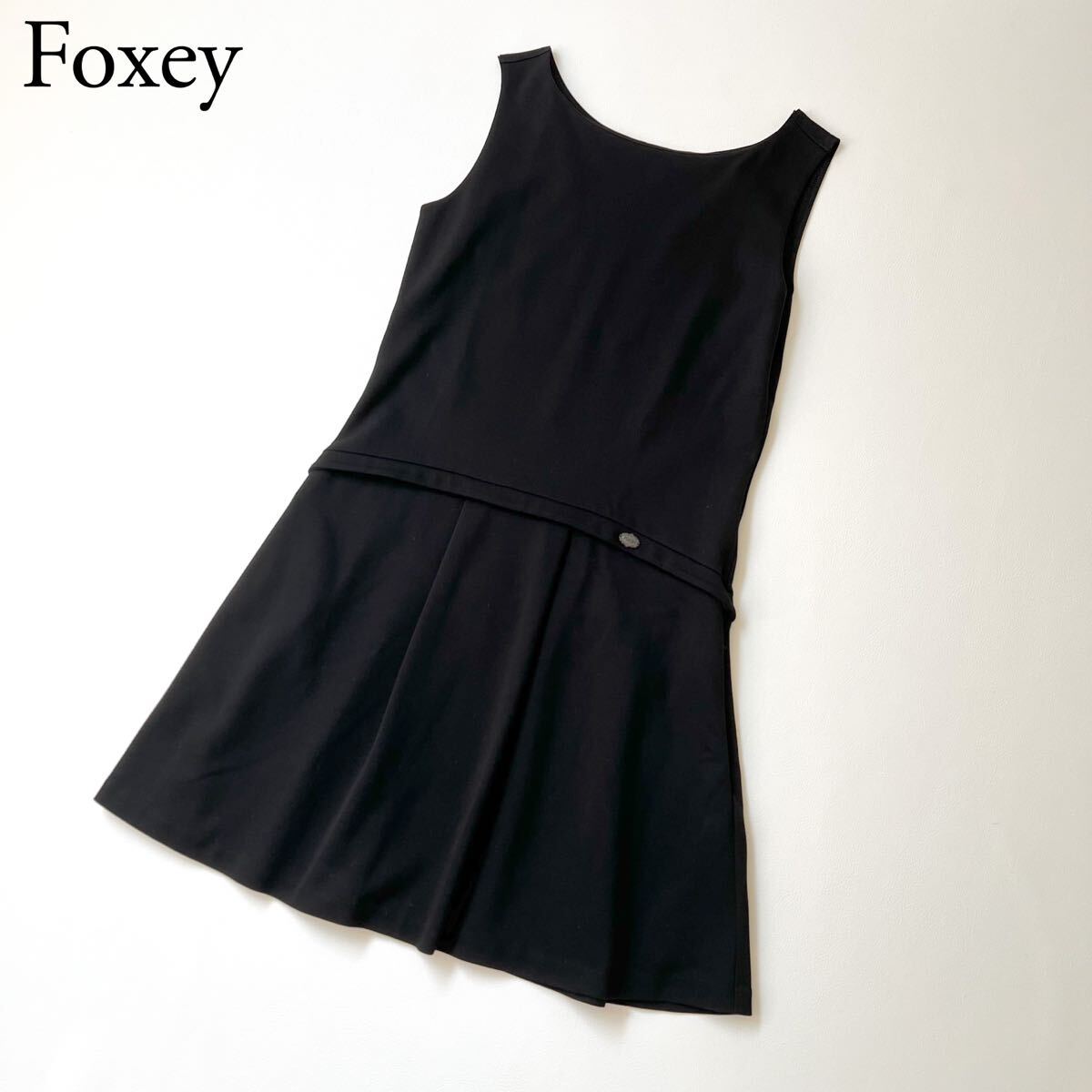 美品 FOXEY NEW YORK フォクシーニューヨーク ドレス フレアワンピース ノースリーブ 膝丈 ブラック ロゴプレート 38 レディース