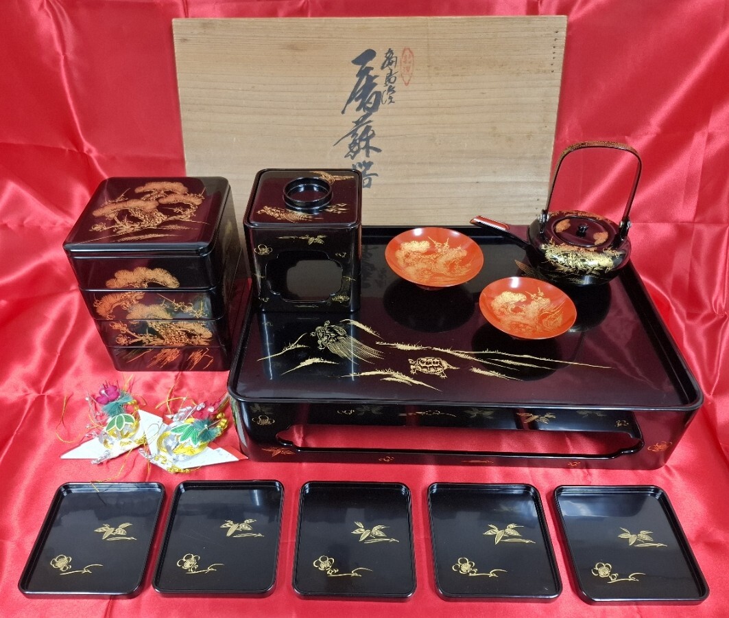 【超貴重/美品】輪島塗 七ッ揃 屠蘇器 共箱 松竹梅鶴亀 黒 朱塗り 木製漆器 四段重/銚子/三段盃/盃台/銘々皿5枚/箸置/屠蘇台 酒器 和食器