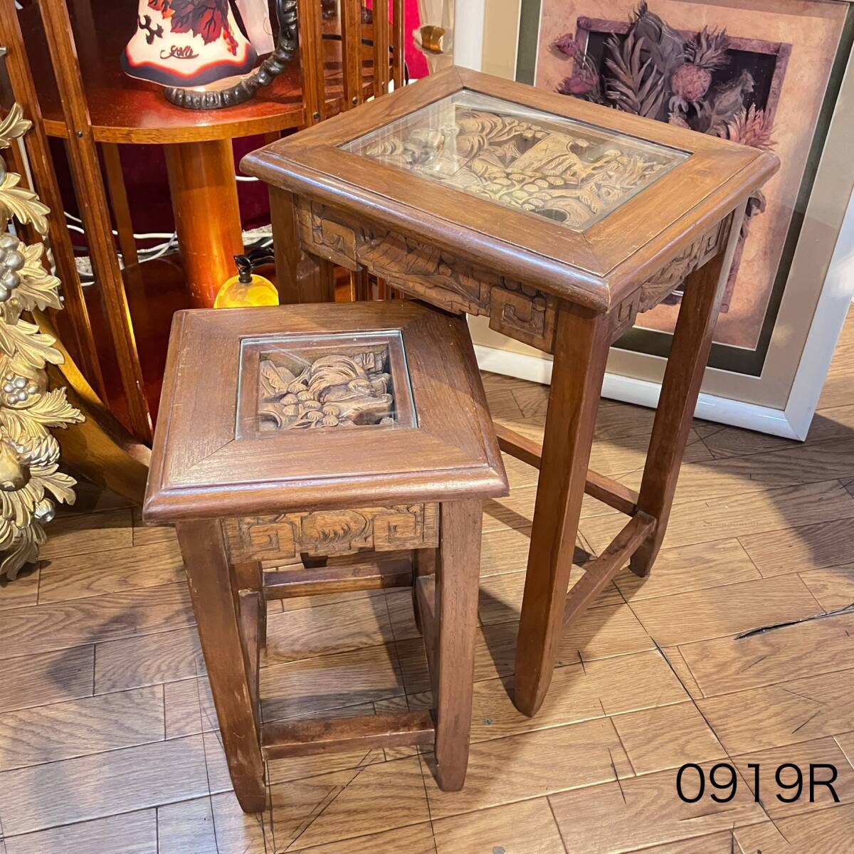 ★(志)細密彫刻 木彫刻細工 ネストテーブル 2台セット サイドテーブル ガラス天板 飾り台 花台 飾台(検)中国美術 チーク 無垢 時代(I)0919R