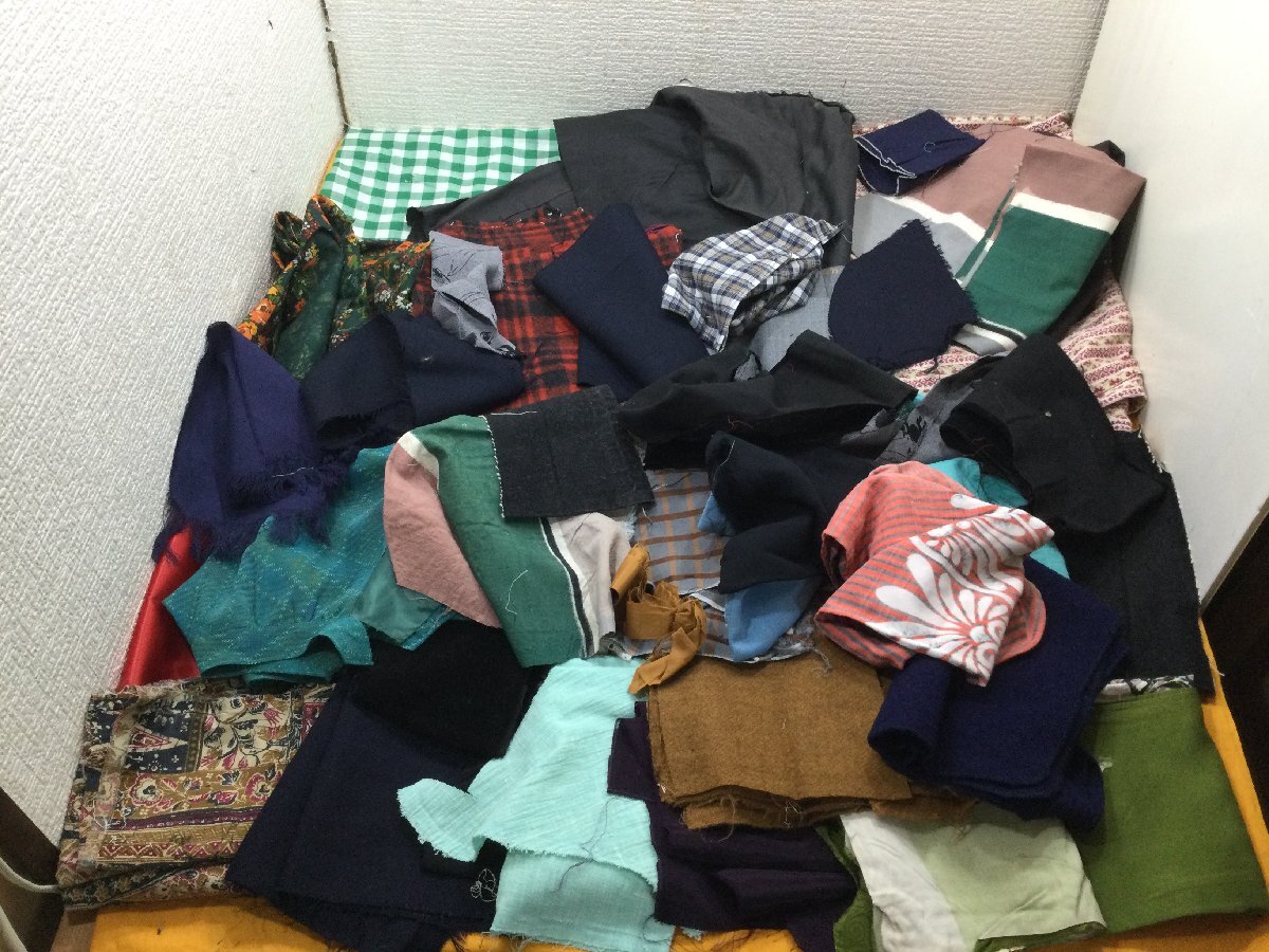 芸者置屋 放出品！！着物？帯？反物？洋服？スカーフ？他　はぎれ　まとめて　着物　リメイク　アンティーク/和装小物