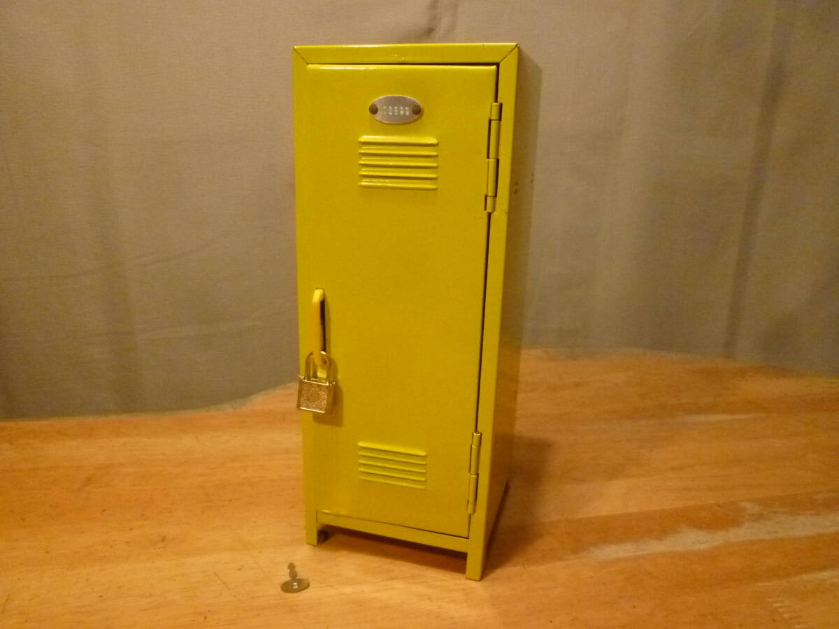 ブリキ製のミニロッカー　キー付