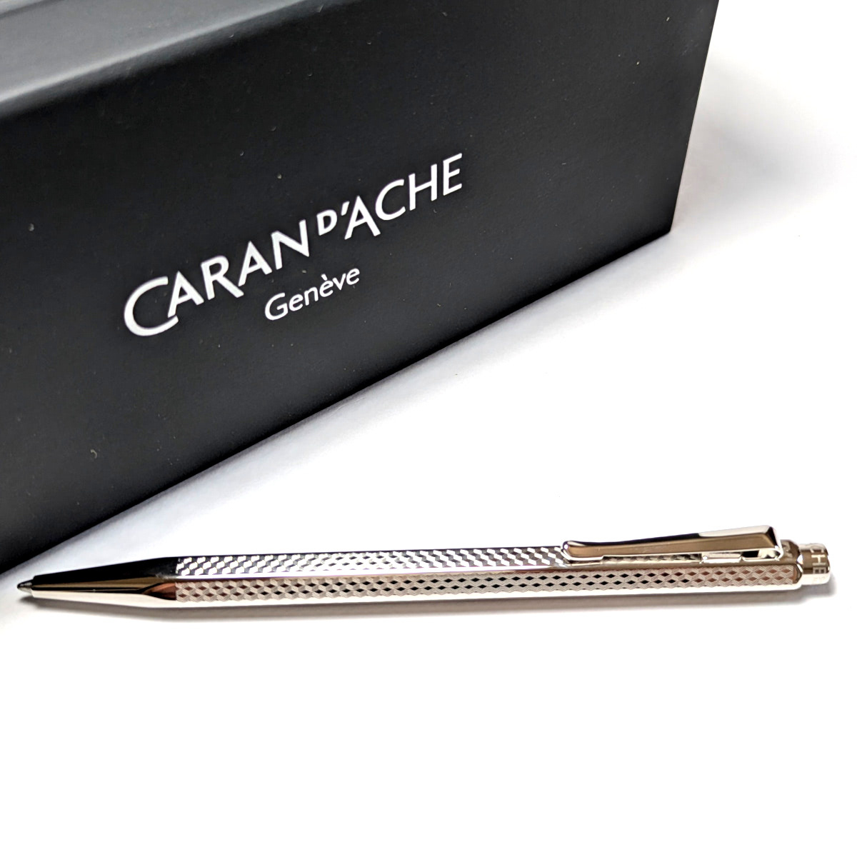 【cdb1】新品　CARAN d'ACHE　カランダッシュ　ボールペン　エクリドール　キューブリック　0890-377　ギロシェ彫刻/シルバー　ノック式