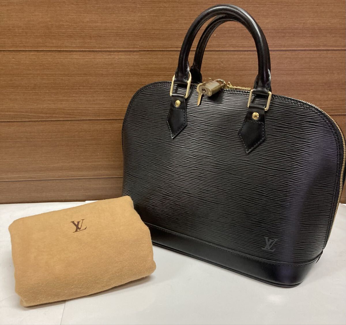 ルイ・ヴィトン 未使用♪ エピ アルマ ハンドバッグ 正規品 保存袋付 LOUIS VUITTON ルイヴィトン バッグ お勧め プレゼント 