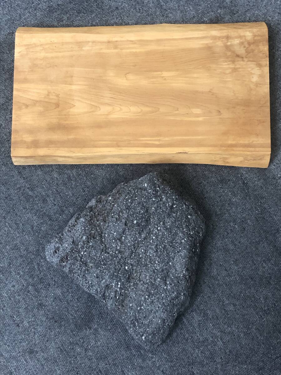 Y-4811K 1円～ 火山岩？ 玄武岩質火山岩？ 岩詳細不明 台座付き 盆栽 インテリア 保管品 現状品 ジャンク扱い