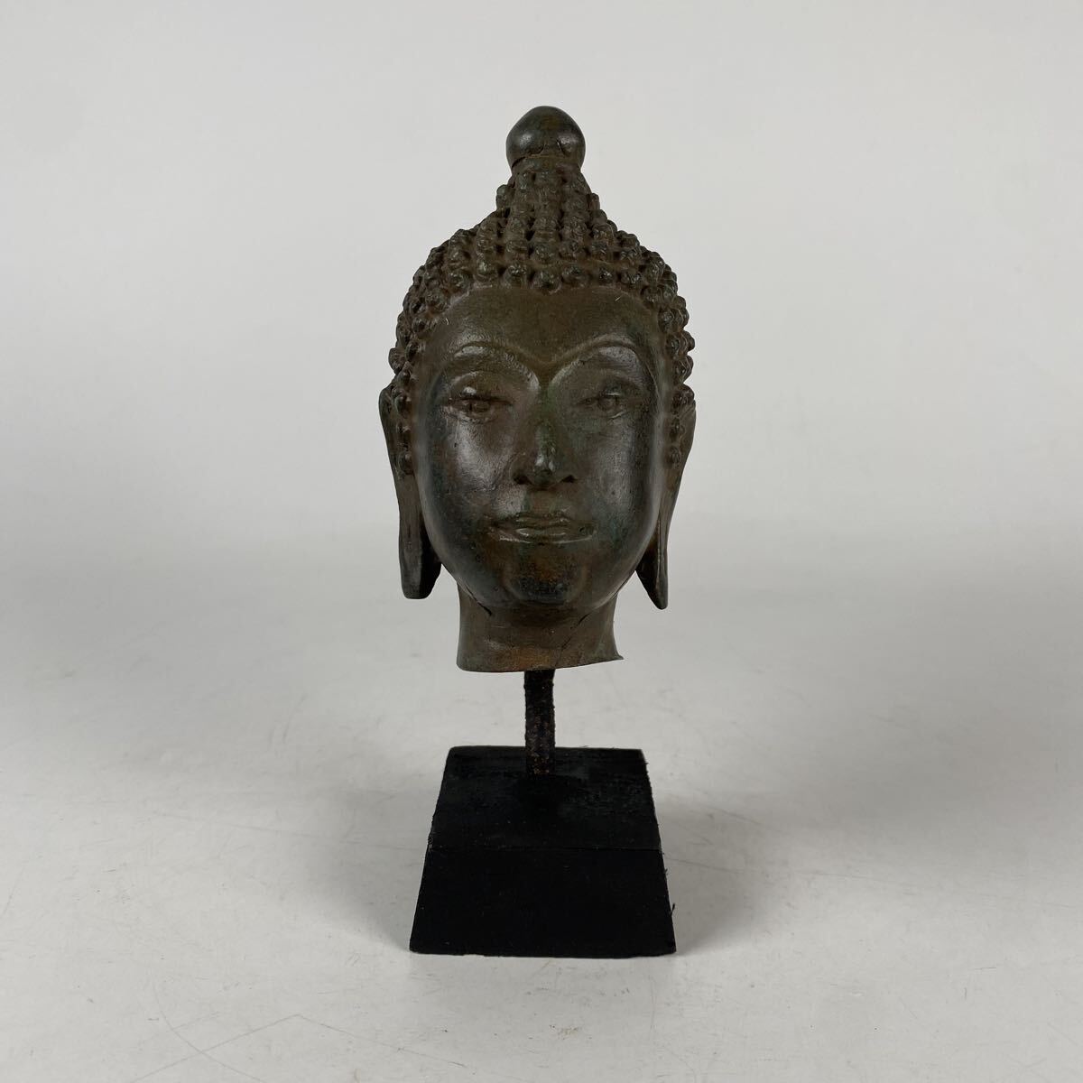 仏教美術 唐物 仏頭 アユタヤ スコータイ 青銅 仏像 観音 釈迦 寺院 仏閣 時代 骨董品 古美術品 ガンダーラ 中国古玩 高さ16.5cm【929①】