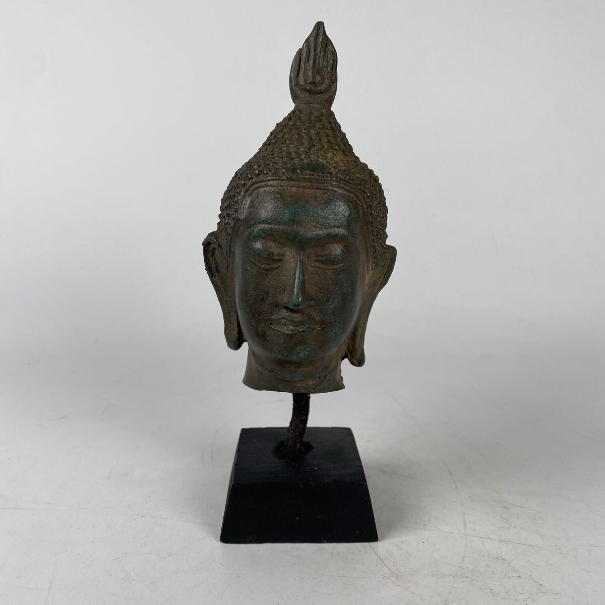 仏教美術 唐物 仏頭 アユタヤ スコータイ 青銅 仏像 観音 釈迦 寺院 仏閣 時代 骨董品 古美術品 ガンダーラ 中国古玩 高さ16.5cm【929④】