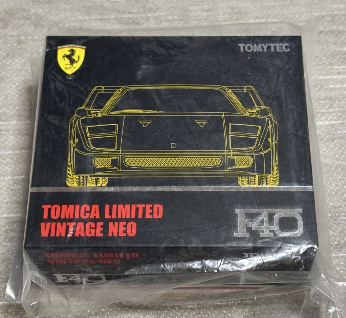 LV-NEO フェラーリF40 （イエロー） （1/64スケール トミカリミテッドヴィンテージNEO 300779 ）