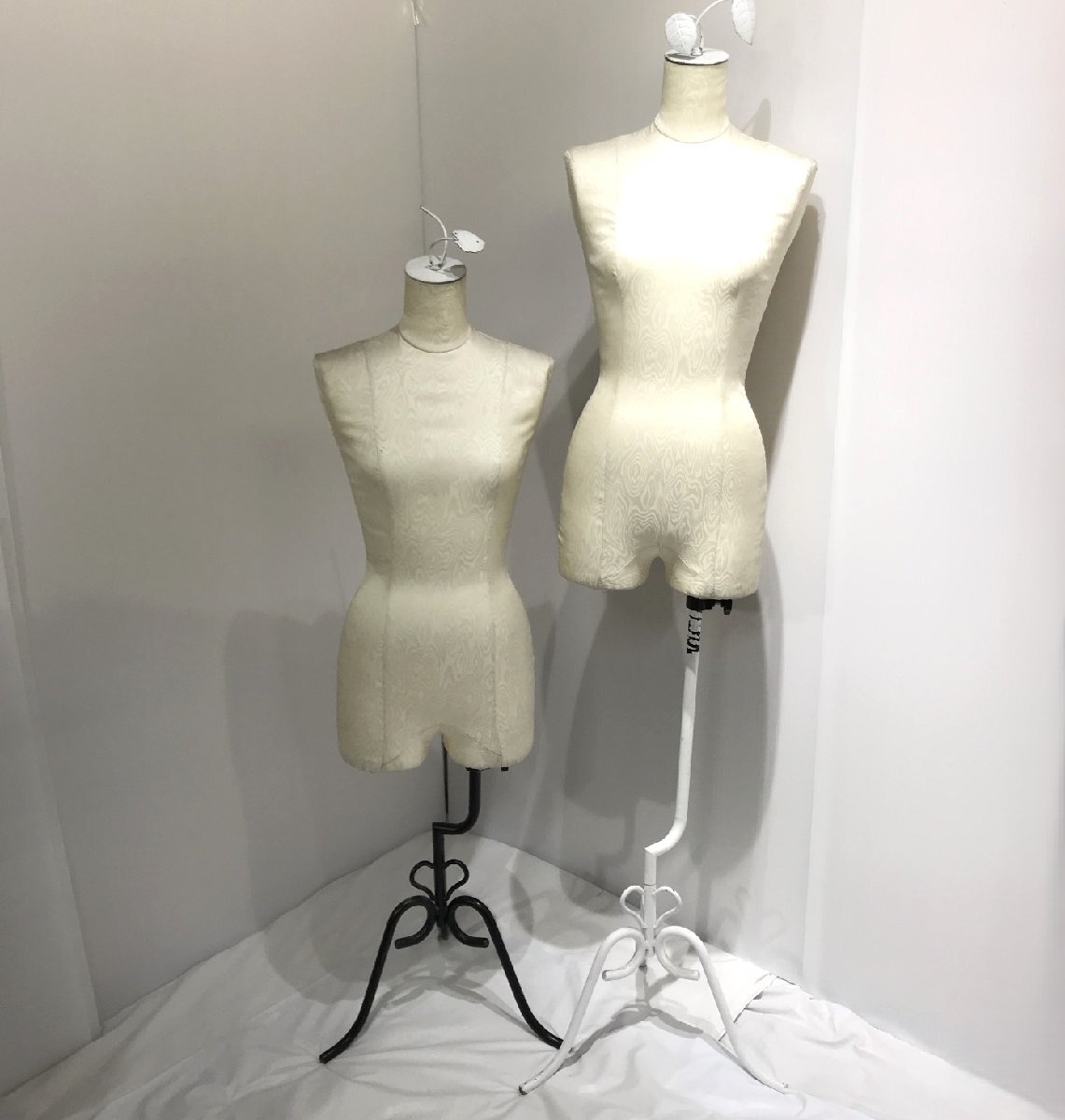 【お引取り限定】トルソー 女性用 2体 高さ約135～180㎝ 高さ調整 約4.7㎏ 店舗用 破損あり 針・ピン打ち可 東京キイヤ【道楽札幌】