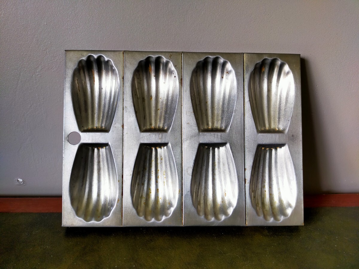 ★アンティーク品★マドレーヌモールド板 ８個用 メタル製 フランス