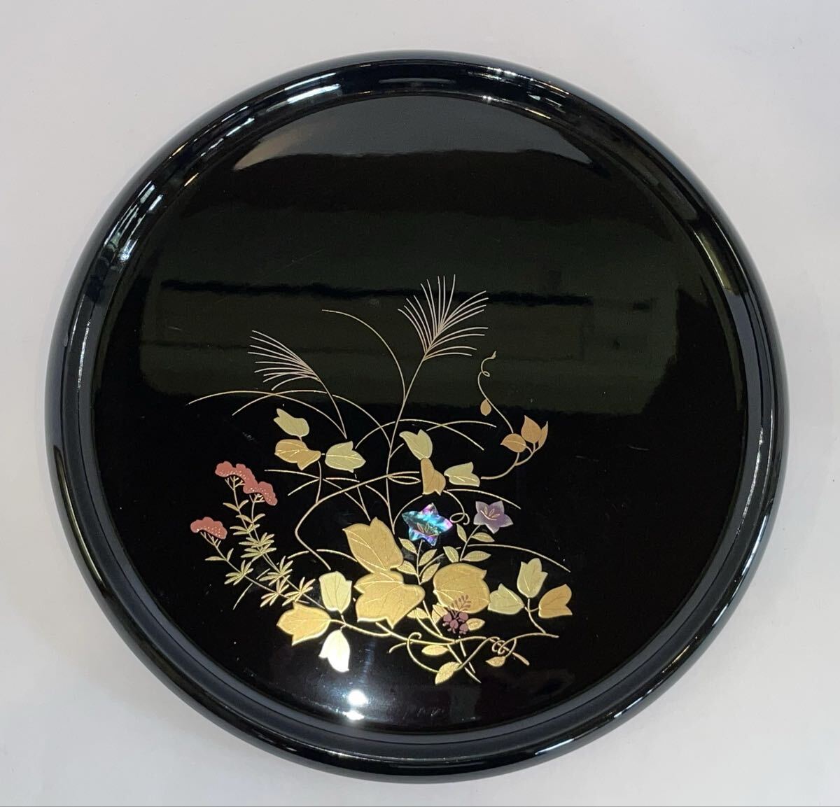 伝統工芸品 蒔絵 金彩 漆器の丸盆◆黒地にススキや草花、紅葉などが蒔絵（まきえ）や螺鈿（らでん）φ29.5cm 日本の四季や自然の美しさ