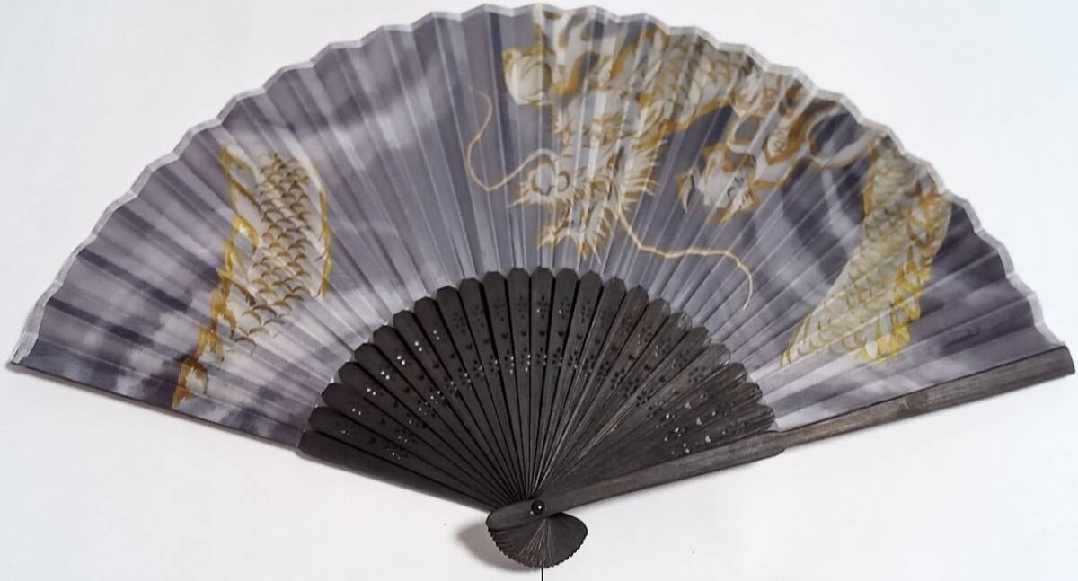 ★最後の1点です!早い者勝ち!【★高級品！★ 龍 扇子 黒 布タイプ 21㎝ 天然竹使用】竜 リュウ りゅう ドラゴン 和柄 夏扇子 うちわ