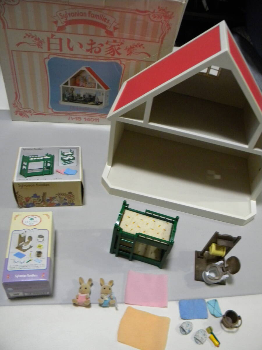 ★シルバニアファミリー/シルバニア★ 白いお家＆トイレセット＆二段ベット(緑の家具）＆うさぎ赤ちゃん（人形）