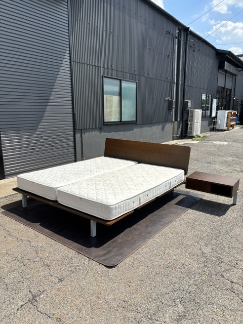 【愛知近郊・配送可】カッシーナ Cassina XEN（エクセン）キングベッド マットレス×２個 サイドテーブル付き ハンス・ウェッツスタイン