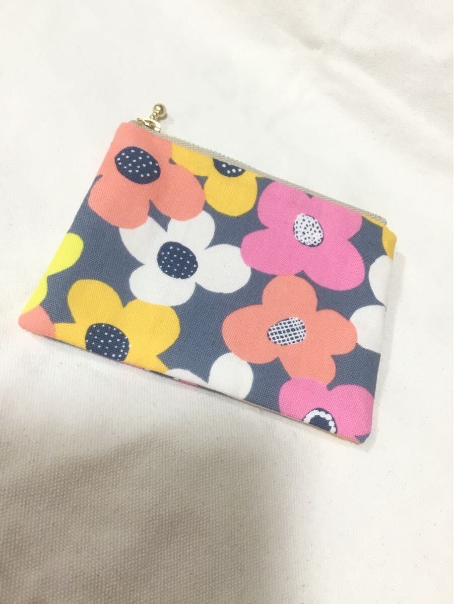 ☆ハンドメイド　ミニポーチ　化粧ポーチ　 小物入れ　 コインケース　ミニ財布　花柄ポーチ　手作り☆
