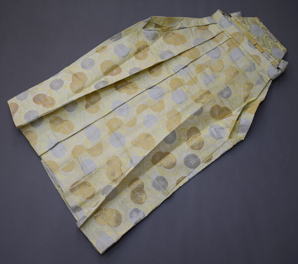 A52-27【凛々】即決 中古品 ポリエステル（踊り・舞台用）男物 袴 馬乗型 金襴 生成り 流水に菊 75.5cm