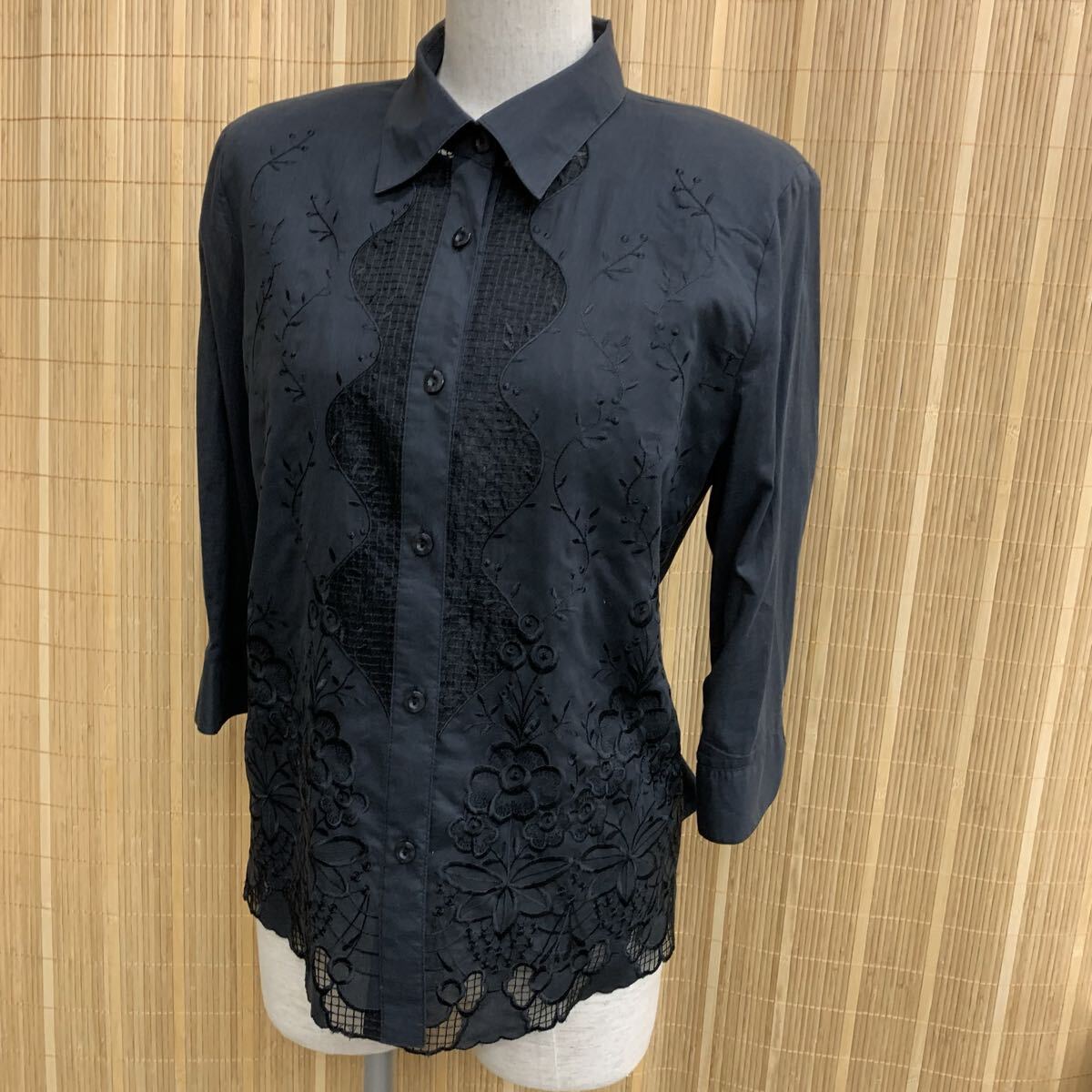EARTHY MODE 春夏　黒/７部袖 レーシーなブラウス/M/Tシャツ付き　　刺繍/礼服/冠婚葬祭/未使用品