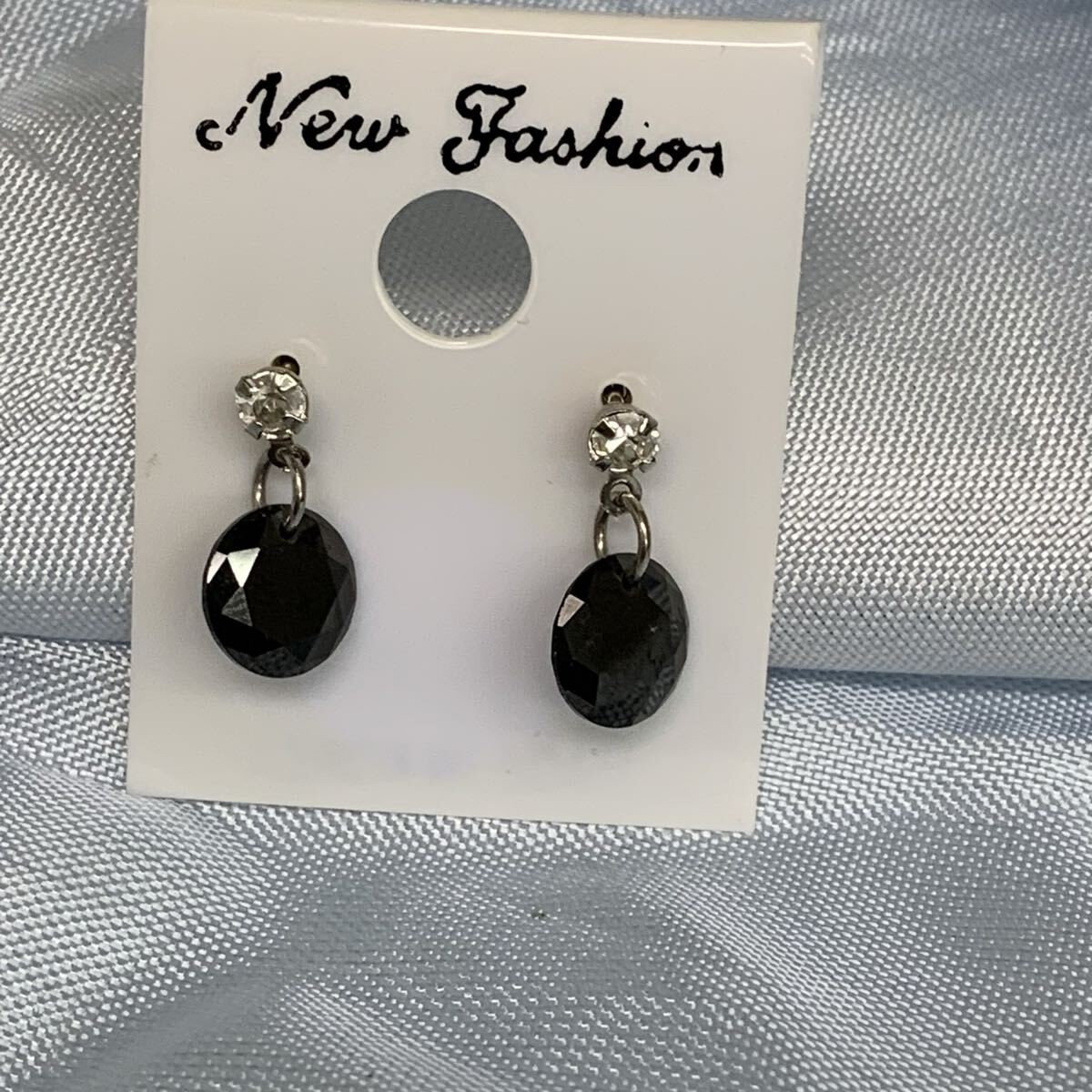 ジルコニアピアス　ブラックダイヤモンド風　揺れるタイプ/未使用