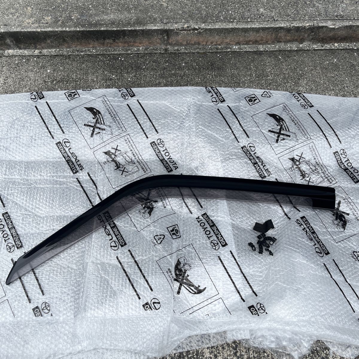 ノア　ヴォクシー　80系　ZRR80 ZWR80 純正　左前　ドア　バイザー