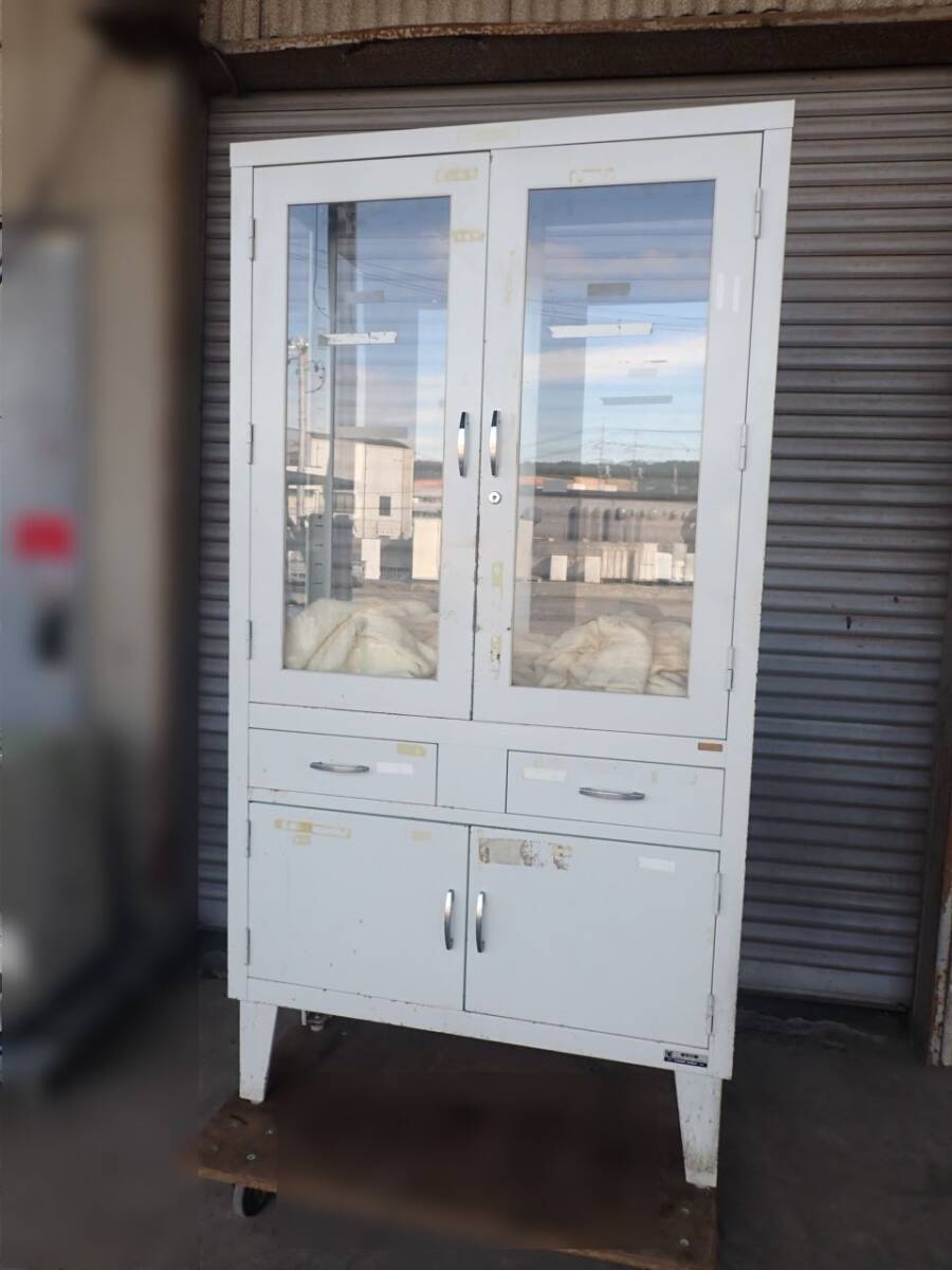 ①レトロ メタル製 メディカル 医療棚 ガラス棚四枚＋鍵二本付き　飾り棚 ドクターキャビネット 高さ171.5㎝幅９0㎝奥行38㎝　USED品