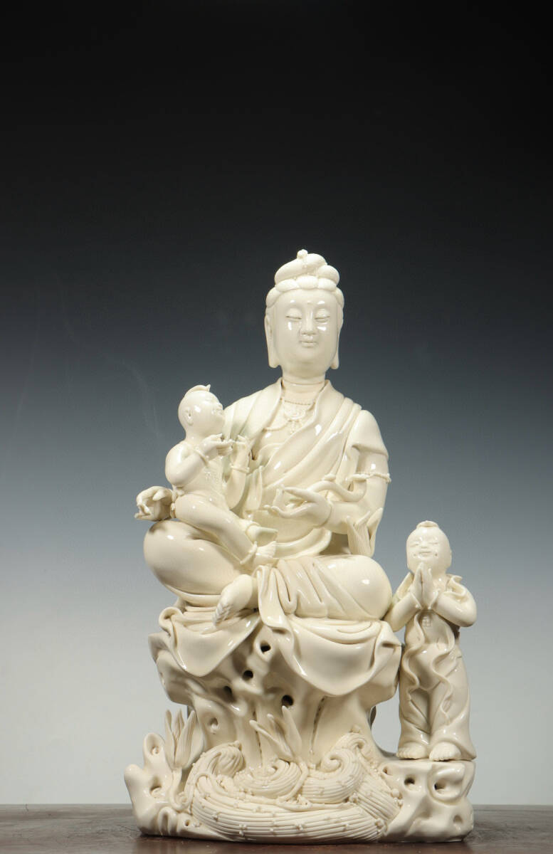 『古』【何朝宗】明代 白瓷 観音 重量3138g 仏像 唐物 中国美術 古玩 古美術 骨董品 寺院 講堂 德化白瓷