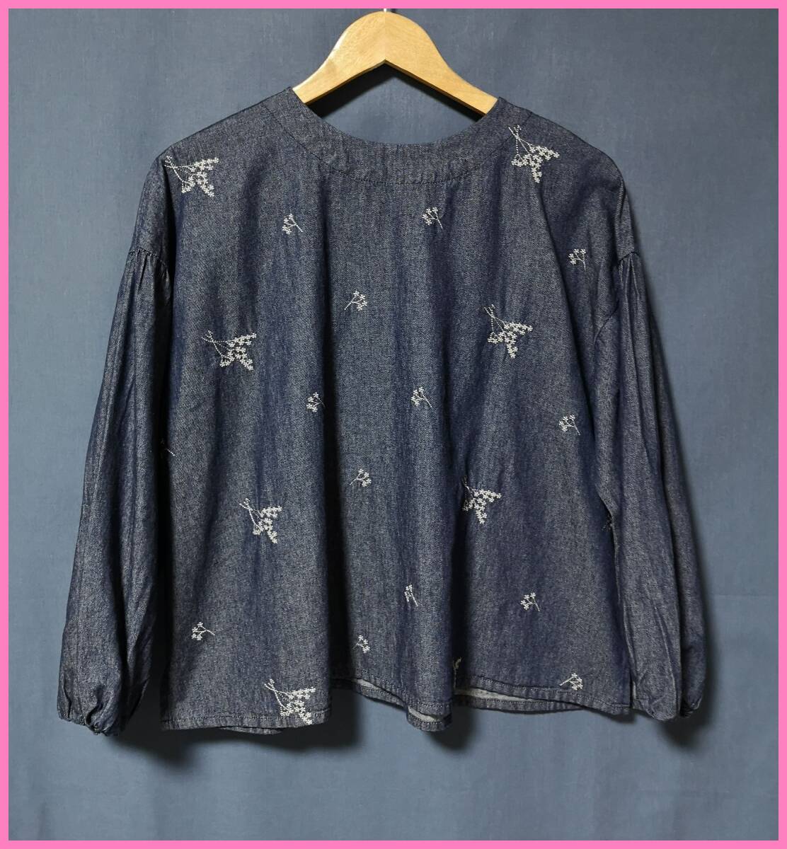 ＢＬＷ‐２５９‐２☆春秋☆新品☆送料込み☆即決☆ナチュラル系☆薄手の綿デニム素材☆Ｍ～Ｌサイズ☆ブラウス☆ネイビー系☆刺繍☆ゴム☆