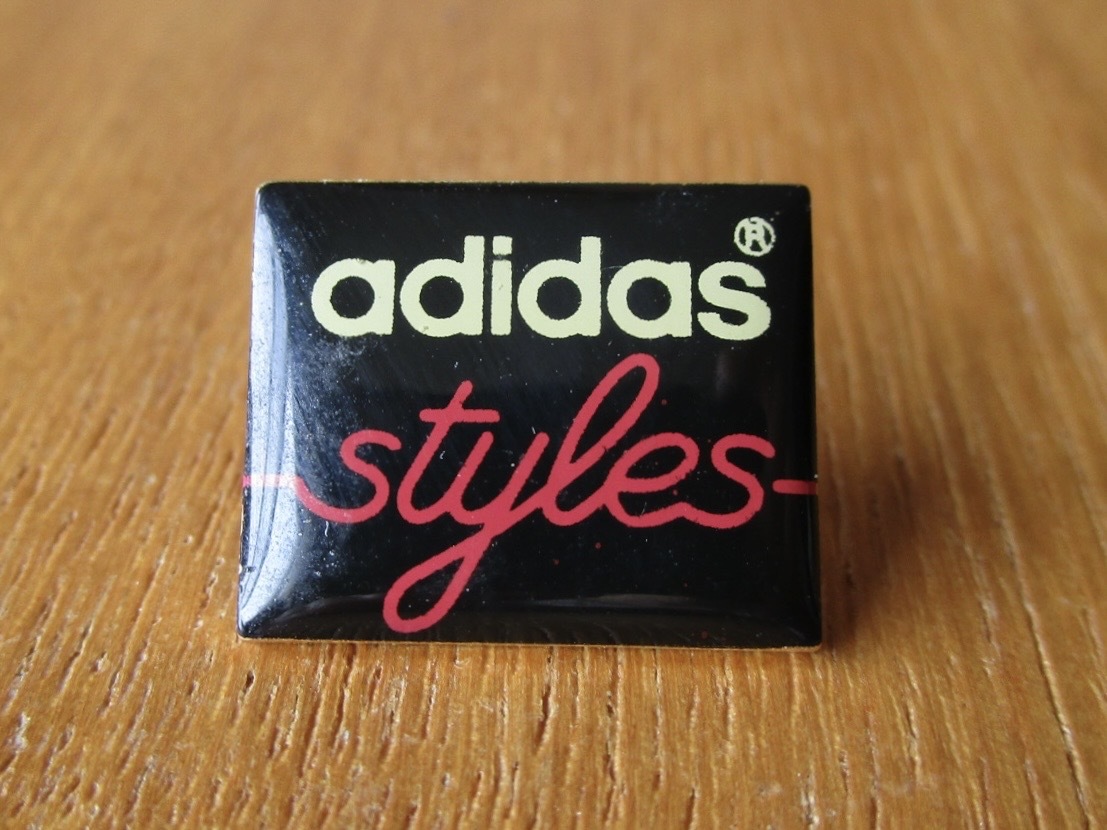 当時物 adidas 広告 アディダス ロゴ オリジナルス ビンテージ スニーカー 古い ピンバッジ ピンズ # V