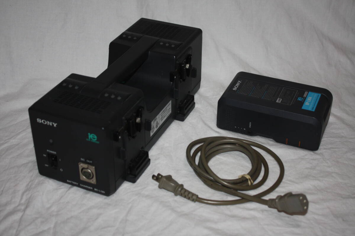 SONY BC-L120　4連バッテリーチャージャー兼ACアダプター＋ BP-L90A Vマウントリチウムイオンバッテリー （検索：HVR-、BC-L50、AG-HPX）