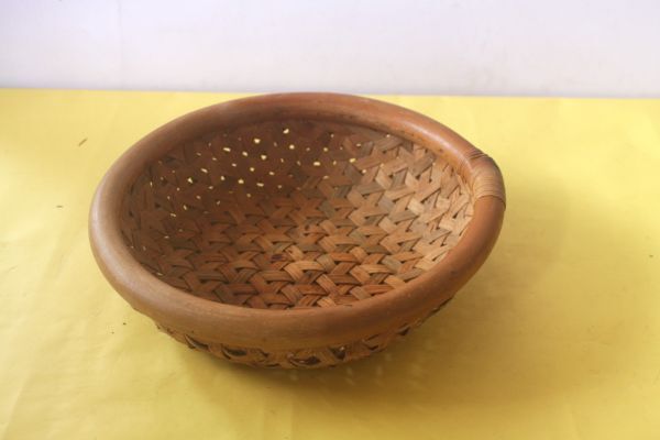 天然素材　円形バスケット　編み籠　小物入れ　サイズ：約33×31×H9㎝　カビあり/20N9-32