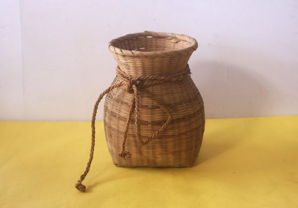 天然素材 竹編花籠 花入れ 魚籠（びく） 掛け花 茶道具 竹籠 竹編み 古道具 サイズ：約20×15×H29㎝/20N9-34