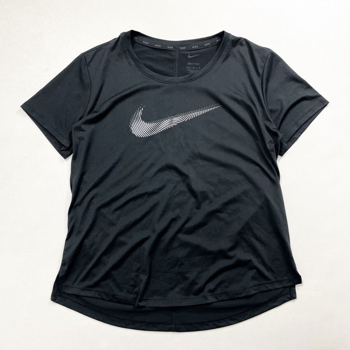 67 NIKE ナイキ ストレッチ 半袖 Tシャツ M レディース スウッシュ ビッグプリント DRI FIT スポーツ トレーニング ブラック 黒 50901C
