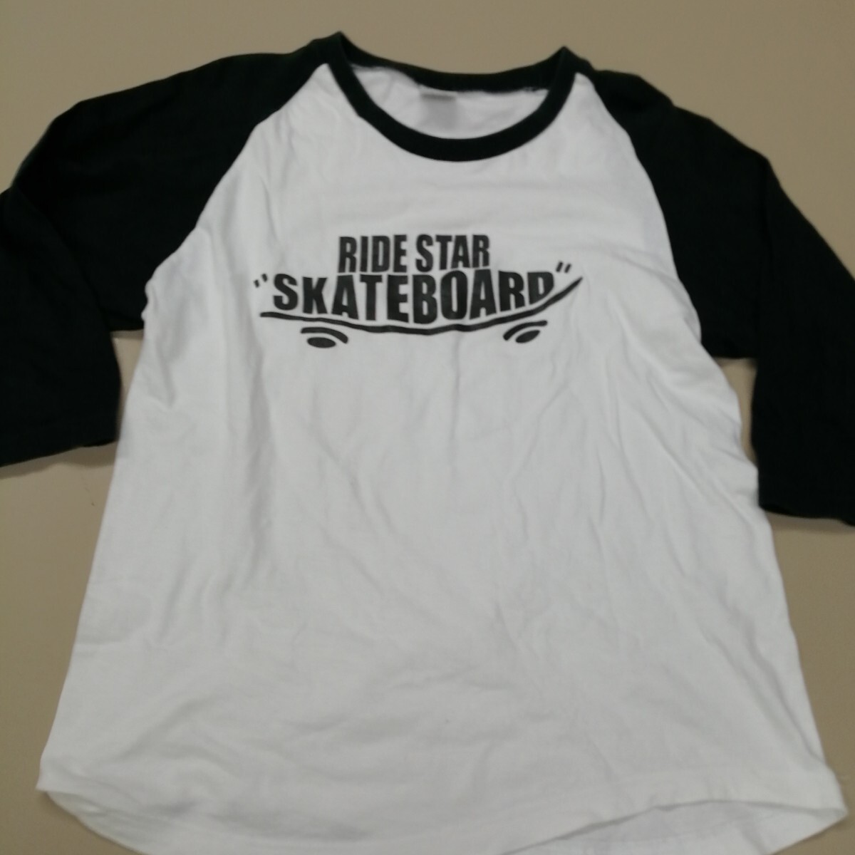 E09 バンドTシャツ　RIDE STAR SKATEBOARD ラグラン　五分袖　白×黒　ロゴT　ライドスタースケートボード
