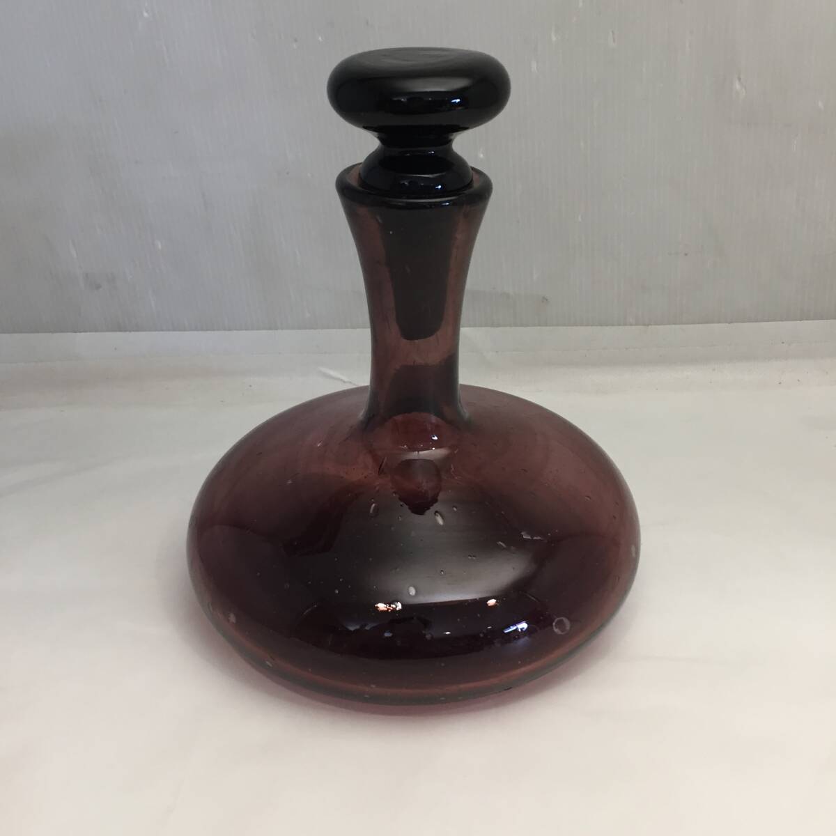F091702◎デカンタ デキャンタ 酒器 紫 ガラス製 直径16.5㎝×高さ約19㎝ 口径約4.5㎝◎