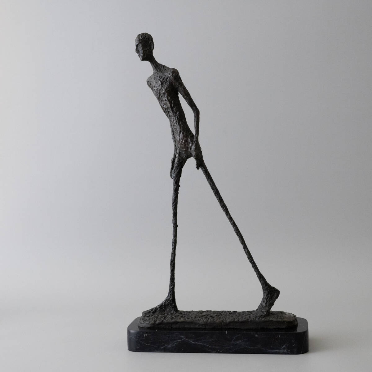 アルベルト・ジャコメッティ Alberto Giacometti「歩く男」ブロンズ像 高さ約45cm 大理石台座付 オブジェ 