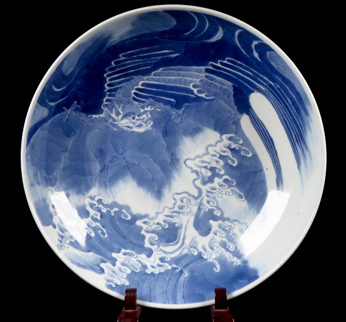 【SAKURAYA】迫力ある希少な作品【鍋島 染付波龍文飾鉢】櫛高台 飾皿 大皿 細密絵付 時代物 古鍋島 骨董品 古美術品 直径33.5cm