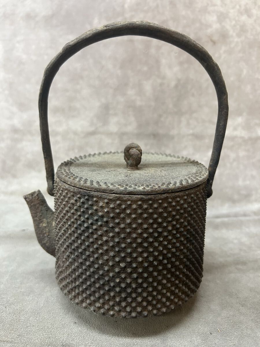 時代物 鉄瓶 現状品 破損あり 鉄器 茶道具 アンティーク 霰紋 古い 古鉄 骨董 コレクション 