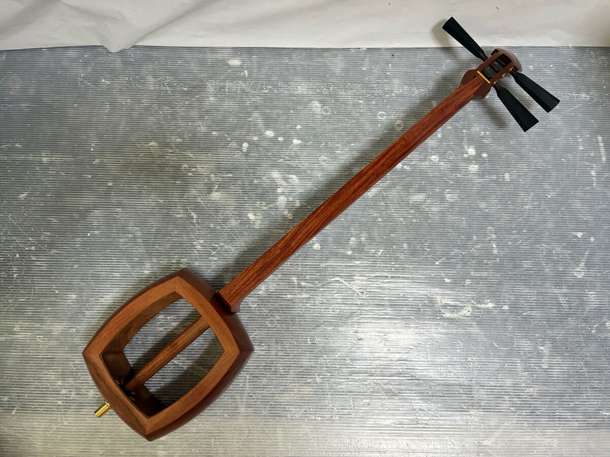 O121 新品?未使用?保管品 津軽 津軽三味線 丸胴 紅木? 花梨? 全長102cm 太棹(3.1cm) GP24 東さわり 吾妻さわり 三つ折 和楽器 三味線