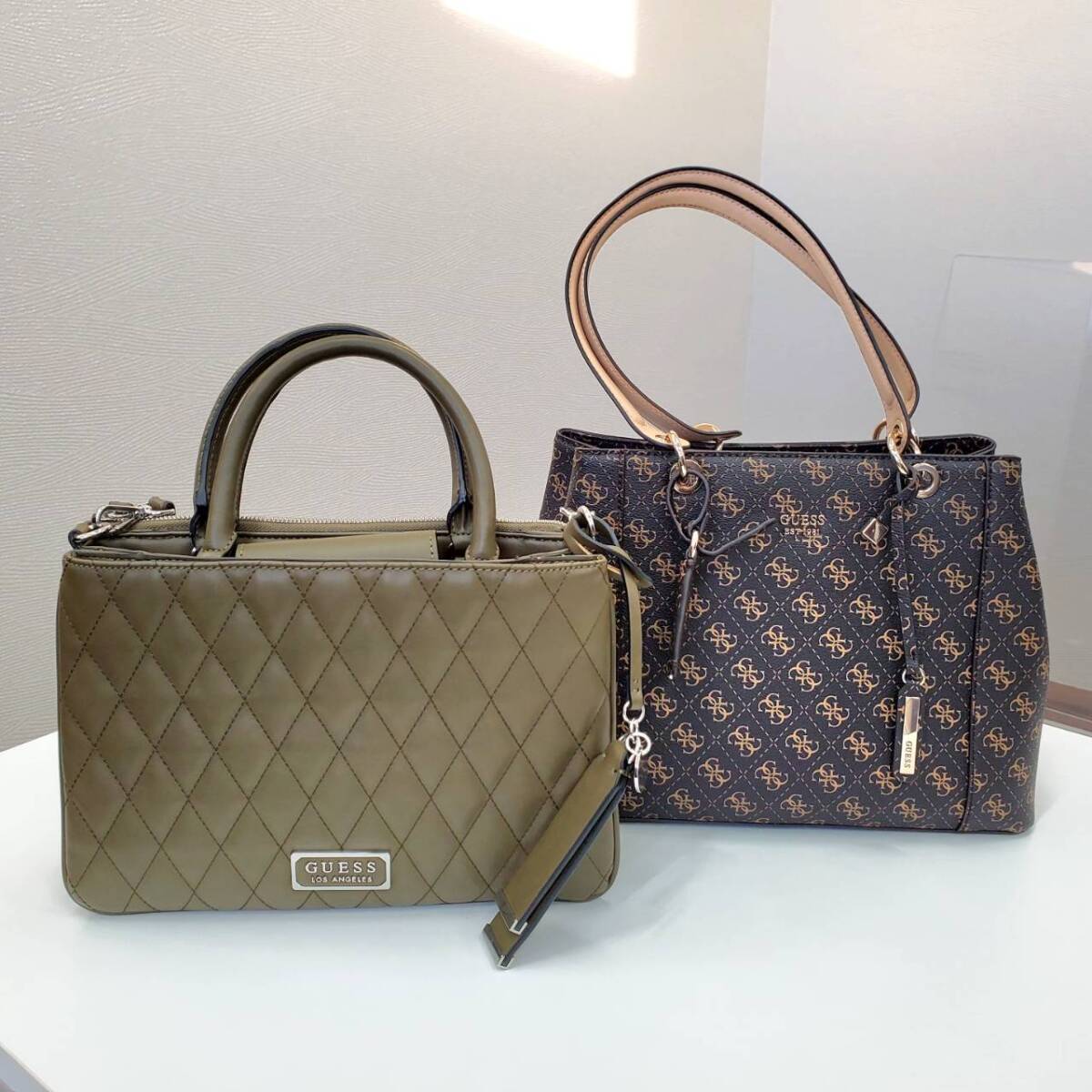 【美品】GUESS バッグ２点セット レディースバッグ トートバッグ サッチェルバッグ　ショルダーバッグ　ハンドバッグ T2368