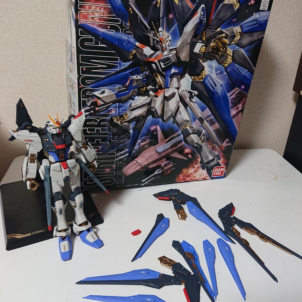 ジャンク プラモデル 機動戦士ガンダム 組立済 MG STRIKE FREEDOM GUNDAM ZGMF-X20A 武器無し 1/100スケール 羽１つ欠品【UR6090901】