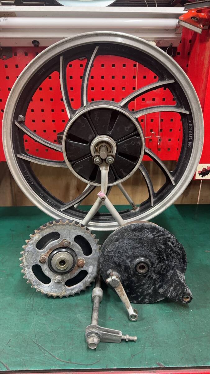 RZ350 ４U０ 純正リヤホイール一式 ハブダンパー ブレーキパネル スプロケ39 付き 当時モノ 傷汚れ有り 送料無料